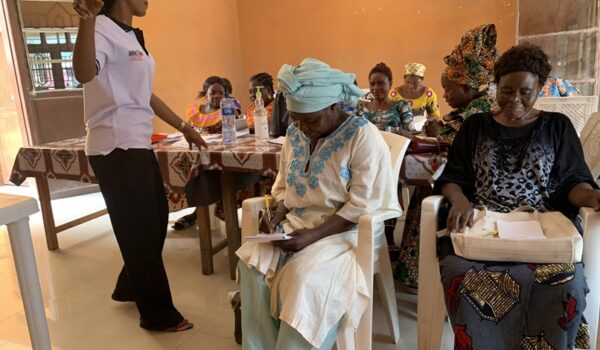 Formation en coupe couture aux 19 jeunes filles et filles-mères pour leur autonomie